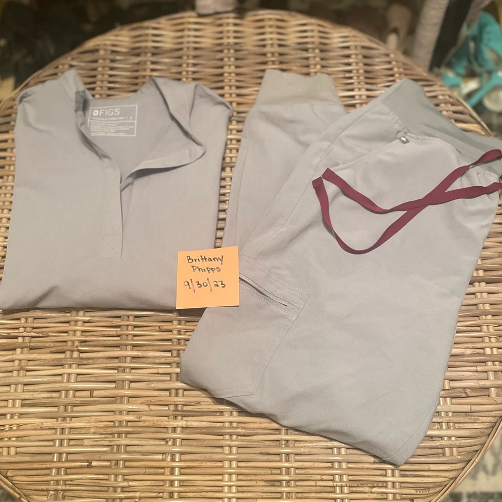 FIGS Scrub Set